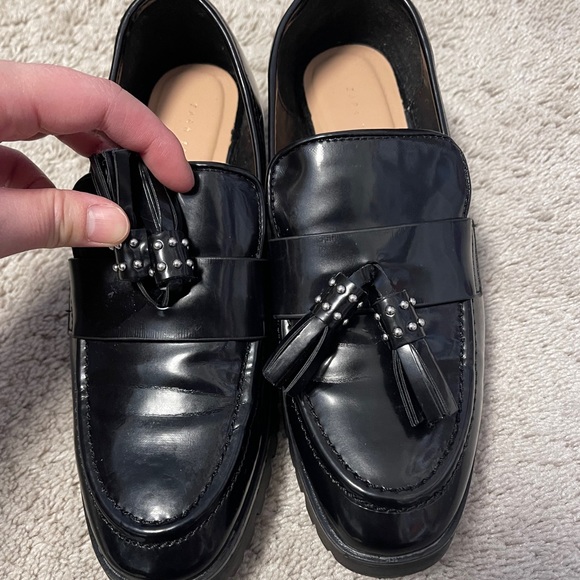 Like-New ZARA heeled loafers (black) - Picture 4 of 6
